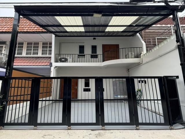 ขายทาวน์เฮ้าส์ 2 ชั้น 19 ตรว. ซอยสุขุมวิท 16 แยกอโศก เดินทางสะดวก ใกล้ BTS และ MRT