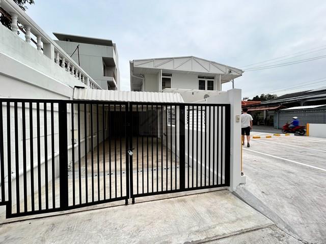 HR 6048 ให้เช่าบ้านเดี่ยว 2 ชั้นหลังมุม 3 ห้องนอน พระราม 9 ซอย 43 เดินไป The Nine และ CJ Mall ได้ เหมาะอยู่อาศัยหรือเป็นออฟฟิศ