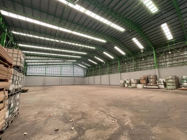 ให้เช่าโกดัง 2,400 ตรม. ถ.พระราม2 สมุทรสาคร ความสูงโกดังอยู่ที่14.5เมตร ใกล้พระราม2 พื้นที่รับของหนักได้ โกดังใหม่อายุ 5 ปี