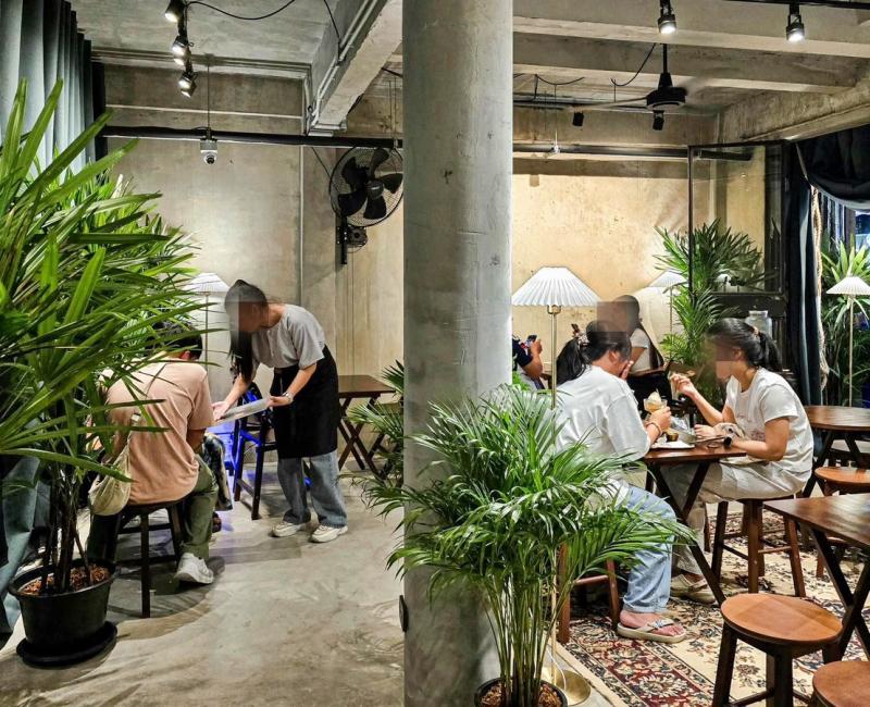 ปล่อยเซ้งร้าน ถนนบรรทัดทอง จุฬาซอย 5 เจ้าของตึกปล่อยเอง แยกนี้คนล้นจริงๆ ติดถนนคนเดิน ออกบูธขายเสื้อ