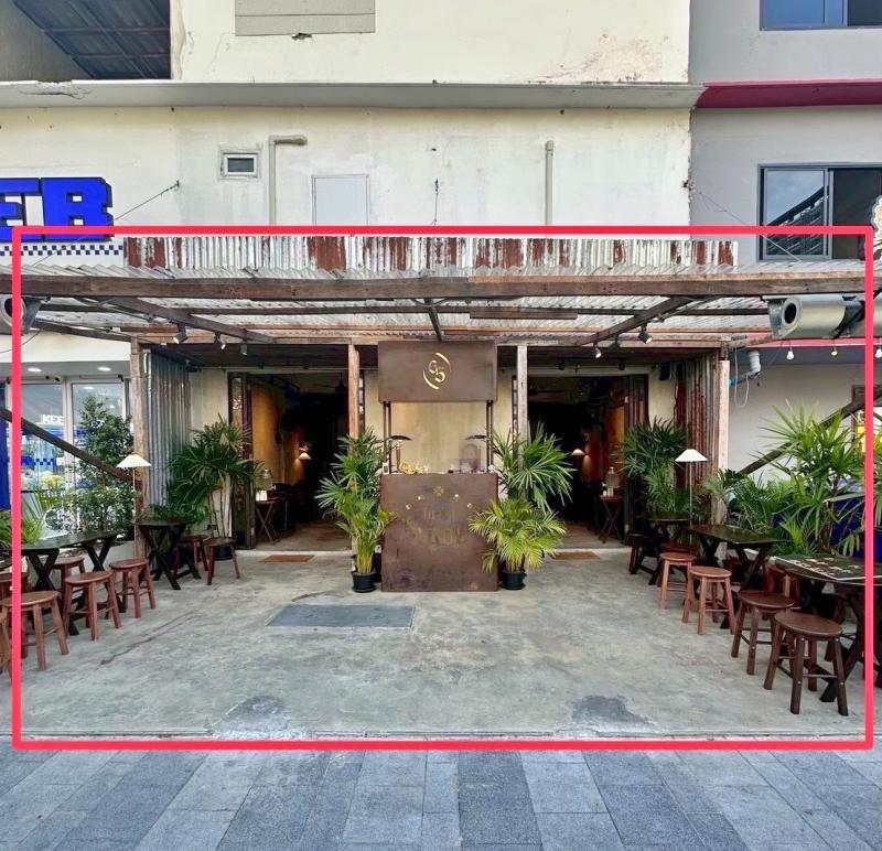 ปล่อยเซ้งร้าน ถนนบรรทัดทอง จุฬาซอย 5 เจ้าของตึกปล่อยเอง แยกนี้คนล้นจริงๆ ติดถนนคนเดิน ออกบูธขายเสื้อ