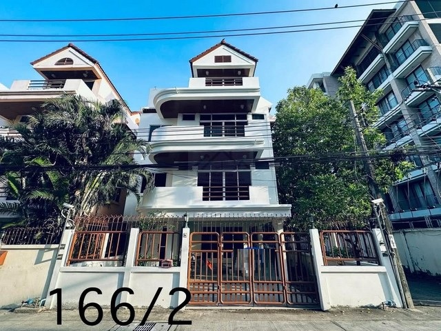 ให้เช่าบ้านเดี่ยว 4 ชั้น 5 ห้องนอน ย่านพร้อมพงษ์ ซอยสุขุมวิท 31 ปรับปรุงใหม่ ตกแต่งพร้อมเฟอร์นิเจอร์ ใกล้ BTS พร้อมพงษ์, Emporium 