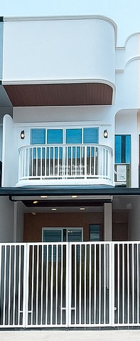 ขายทาวน์โฮม 2 ชั้น รีโนเวทใหม่ ใกล้ถนนประดิษฐ์มนูธรรม และ MRT ลาดพร้าว 71 17 ตร.ว. 2 น 2 น้ำ 1 จอดรถ ราคา 3.99 ล้านบาท