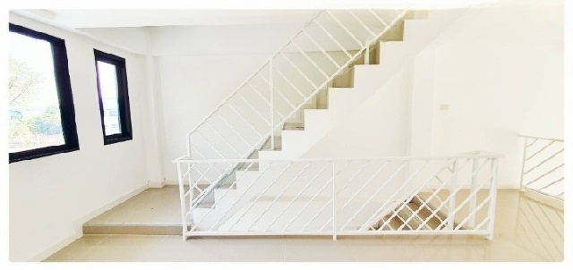 พิพิธภัณฑ์วิทยาศาสตร์แห่งชาติ คลองห้า ม.เทคโนโลยีราชมงคลธัญบุรี  4.5 กม.เช่าอาคารพาณิชย์ 4.5 ชั้น มีดาดฟ้า 20 ตร.วา.336.ม.. 3 นอน 3 น้ำ