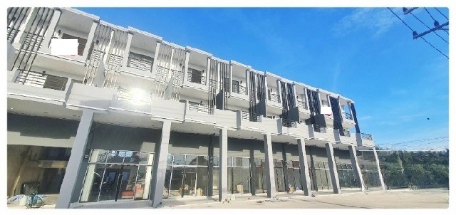 คลองห้า ม.เทคโนโลยีราชมงคลธัญบุรี  4.5 กม.เช่าอาคารพาณิชย์ 4.5 ชั้น มีดาดฟ้า 20 ตร.วา.336.ม.ฟิวเจอร์พาร์ค รังสิต 5.1 กม. 3 นอน 3 น้ำ 