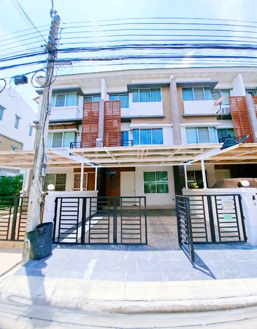 APLลาดกระบัง 1.4กม. ทาวน์โฮม 3 ชั้น 21ตร.วา.ถ.อ่อนนุช-ลาดกระบัง โรบินสัน ลาดกระบัง 1กม.241ตร.ม.สภาพดี เฟอร์ครบ 3 นอน 3 น้ำ 