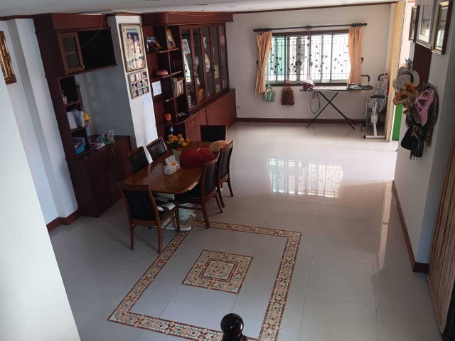 ขายบ้านเดี่ยว 2 ชั้น ขนาดเนื้อที่ 102.3 ตร.ว. พร้อมเรือนรับรอง โครงการจรูญรัตน์ ปาร์ควิลล์ หลังริม พร้อมเข้าอยู่ built in ทั้งหลัง ปทุมธานี