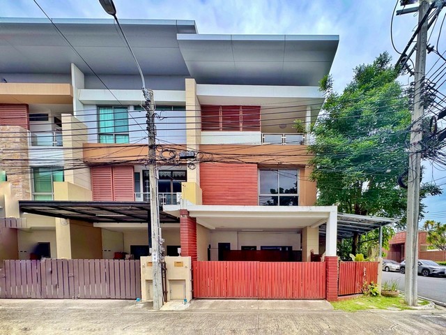 ขายบ้าน 3 ชั้น หลังมุม ภัทรโมทาวน์ แจ้งวัฒนะ 19 อยู่หน้าคลับเฮ้าส์ 35 ตร.ว. ต่อเติมครบ พร้อมอยู่ ใกล้สถานีรถไฟฟ้าสายสีชม