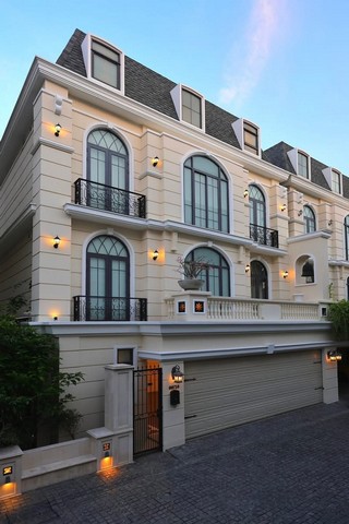 ขายบ้านหรู 3 ชั้น ซอยเอกมัย 22 เนื้อที่ 49.9 ตร.วา สระว่ายน้ำระบบเกลือ พร้อมผู้เช่าถึง พ.ย. 68