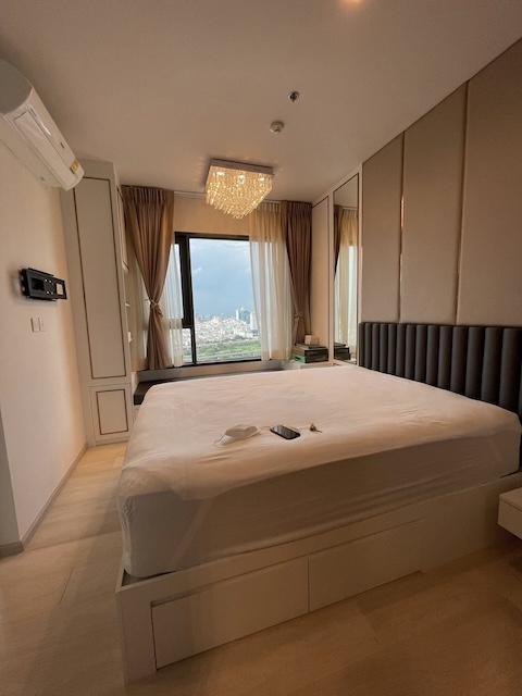 Life One Wireless spacious convenient quiet 39th floor BTS Phloen Chit