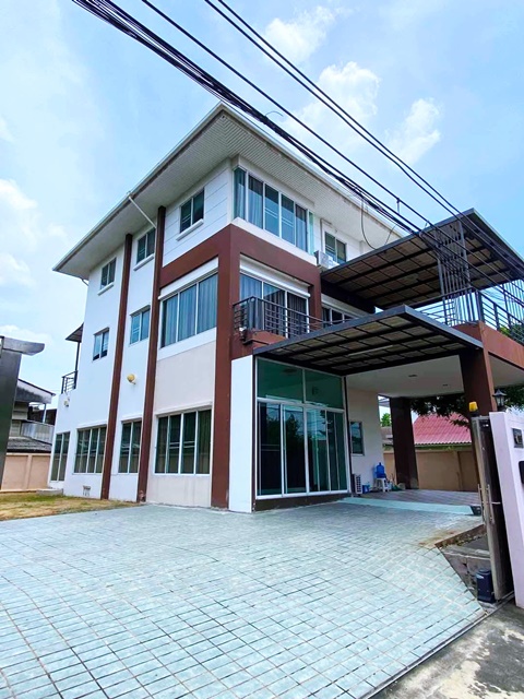 พหล ประเสริฐมนูกิจ 1-11 ให้เช่าคฤหาสน์ เดี่ยว 5นอน 3 ชั้น 102ตร.ว. จอดรถ 6คัน  ม.เกษตร ลาดปลาเค้า  402ตร.ม. สุกี้ตี๋น้อย เกษตร-นวมินทร์