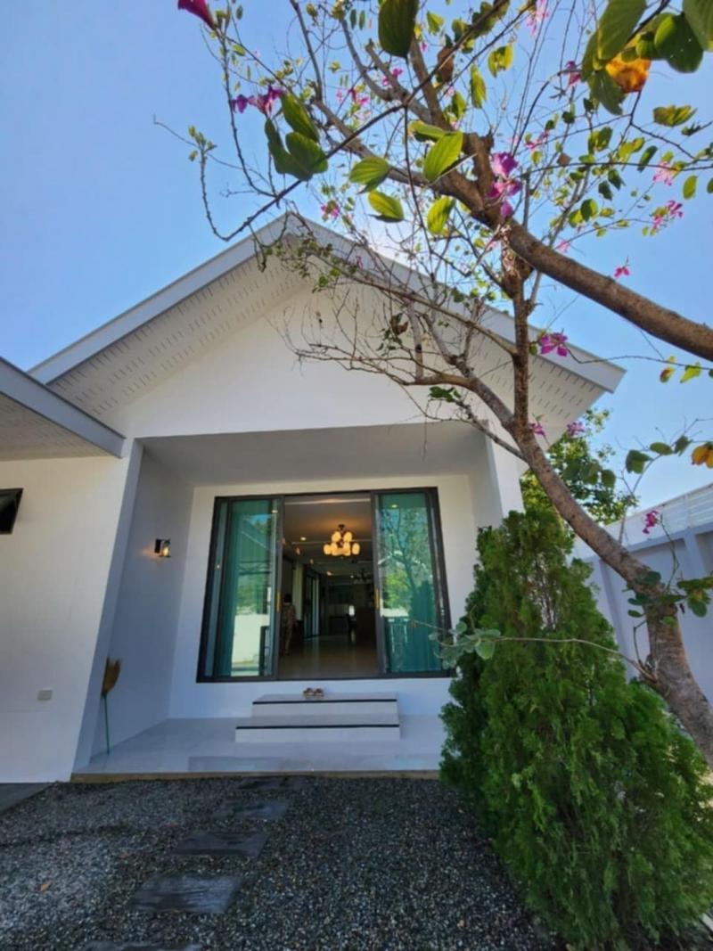 บ้านใหม่ #โซนน้ำแพร่ #หางดง 12.9 ล้าน 198 ตรว. บ้านชั้นเดียว ท่ามกลางธรรมชาติ บ้านรูปตัว U มีสวนตรงกลาง เฟอร์นิเจอร์ครบ พร้อมเข้าอยู่ได้เลย