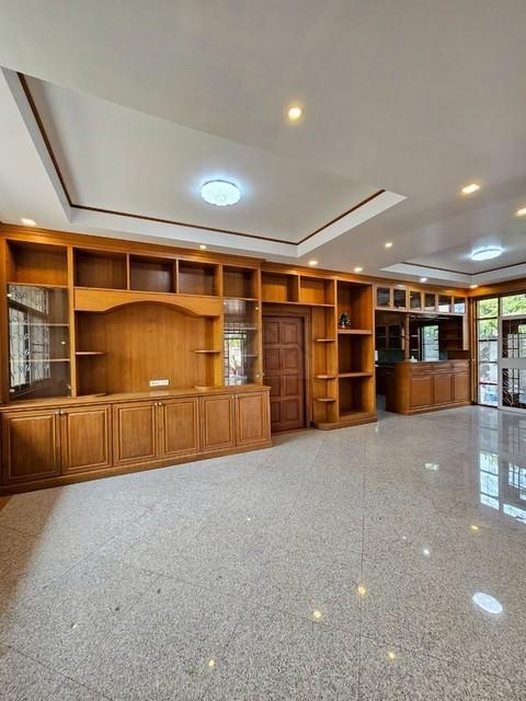 ให้เช่าบ้านเดี่ยว 3 ชั้น 111 ตรว. ซ.ลาดพร้าว 93 เหมาะพักอาศัย หรือทำออฟฟิศ ใกล้ MRT มหาดไทย