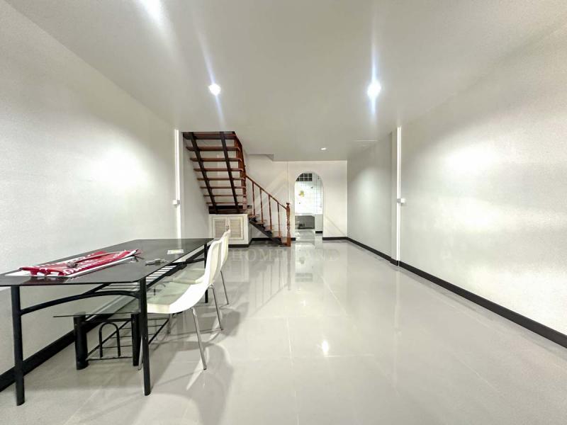 ทาวน์เฮ้าส์ 2 ชั้น หมู่บ้าน อยู่เจริญ พหลโยธิน 40 แยก 4/12  รีโนเวท พร้อมอยู่