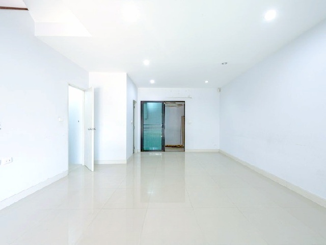 คู่ขนานกาญจนาภิเษก ม.รามคำแหง2 1.3 กม. ทาวน์โฮม 3ชั้น 3นอน 22ตร.วา. 252ตร.ม เมกะ บางนา 2.4กม. ประเวศ ตลาดนัมเบอร์วัน ราม 2 1.6 กม.  ไอฟีล