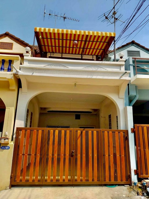 เซ็นทรัล พระราม 2 3 กม. ติดถนนพระราม2 66-70 บิ๊กซี พระราม 2 500 ม.ทาวน์โฮม 2 ชั้น 2 น้ำ 28 ตร.วา. 228 ตร.ม. 3 นอน พร้อมเฟอร์ แอร์ 2 ตัว