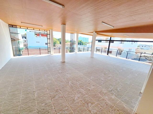 ตลาดปัฐวิกรณ์2กม. นวมินทร์65-81 แฟชั่น 2.2กม. MRTบางกะปิ 2.8กม. ให้เช่า อพาร์ทเม้นท์ 4ชั้น 14แอร์ใหม่ โชว์รูมด้านล่าง 770ตรม.  5จอดรถ