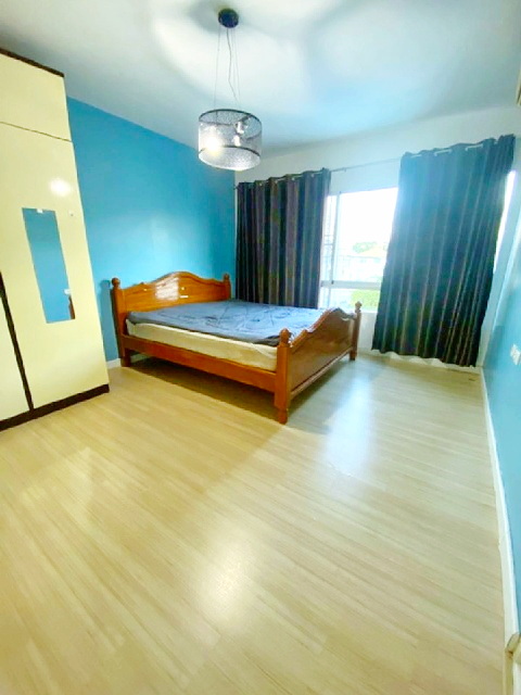 รร.สารสาสน์ประชาอุทิศ 500 ม. พร้อมเฟอร์ เครื่องใช้ไฟฟ้า ตลาดประชาอุทิศ 90 800ม. ให้เช่าทาวน์โฮม 2 ชั้น ติดถนน 2 นอน