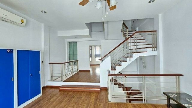 รถไฟฟ้าสายสีเหลือง MRTศรีลาซาล 150ม. ศรีด่าน 22-26 ให้เช่าทาวน์โฮม 3 ชั้น ใหม่ 21 ตร.วา.252 ตร.ม.3 นอน 4 น้ำ เซ็นทรัล บางนา 2.1 กม.