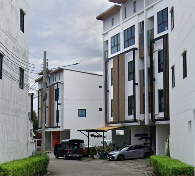 ม.รามคำแหง 2 1.3 กม. ประเวศ ตลาดนัมเบอร์วัน ราม 2 1.6 กม.ทาวน์โฮม 3 ชั้น  3นอน 21ตร.วา. 252ตร.ม เมกะ บางนา 2.4กม.คู่ขนานกาญจนาภิเษก  ไอฟีล 