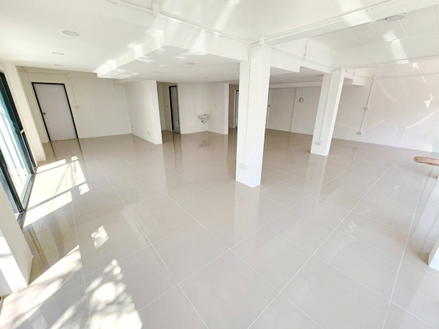 โชว์รูมด้านล่าง 402ตรม. แฟชั่น 2.2กม.ตลาดปัฐวิกรณ์2กม.ให้เช่า โรงแรม 4ชั้น  14แอร์ใหม่  5จอดรถ  นวมินทร์65-81  MRTบางกะปิ 2.8กม.