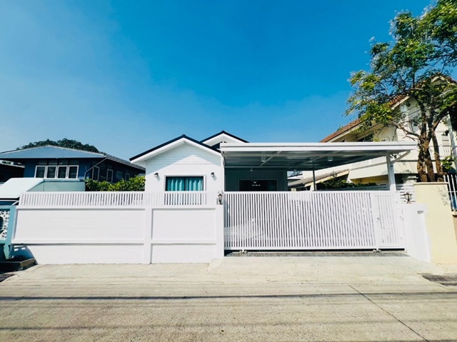 บ้านขนาดใหญ่ นอกหมู่บ้าน ตลาดนัมเบอร์วัน รามคำแหง 2 300 ม. ให้เช่า BTSบางนา 3.5 กม. ตลาดทุ่งเศรษฐี 800 ม. 60ตรว. 240ตรม