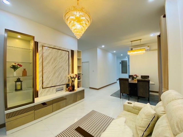 ตตลาดทุ่งเศรษฐี  800 ม. ประเวศ 62ตรว. 242ตรม ลาดนัมเบอร์วัน รามคำแหง 2 300 ม. บ้านขนาดใหญ่ นอกหมู่บ้าน ให้เช่า BTSบางนา 3.5 กม. 