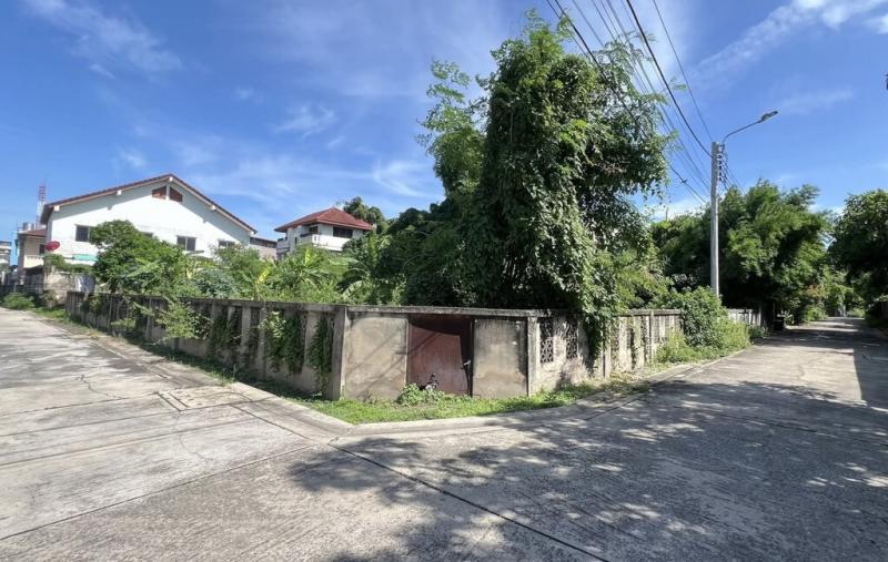 ที่ดินแปลงมุมหายาก ถมแล้ว พร้อมสร้าง ซอยติวานนท์ 50 ติดถนน 2 ด้าน เดินเพียง 500 เมตร ถึงถนนใหญ่ ใกล้รถไฟฟ้า 2 สาย