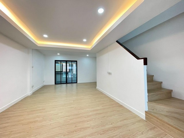 บ้าน ทาวน์เฮ้าส์ รีโนเวทใหม่ พร้อมอยู่ ถ.บ้านกล้วย - ไทรน้อย บางบัวทอง สะดวกมีร้านค้า ร้านอาหาร หมู่บ้านใหญ่