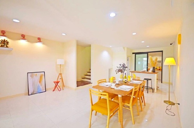 APL ลาดกระบัง 2.8 กม. เช่าโฮมออฟฟิศ 4 ชั้น 19 ตร.วา.304 ตร.ม. ม.นานาชาติแสตมฟอร์ด 6.8 กม.ย่านลาดกระบัง 4นอน 3น้ำ สนามบินสุวรรณภูมิ