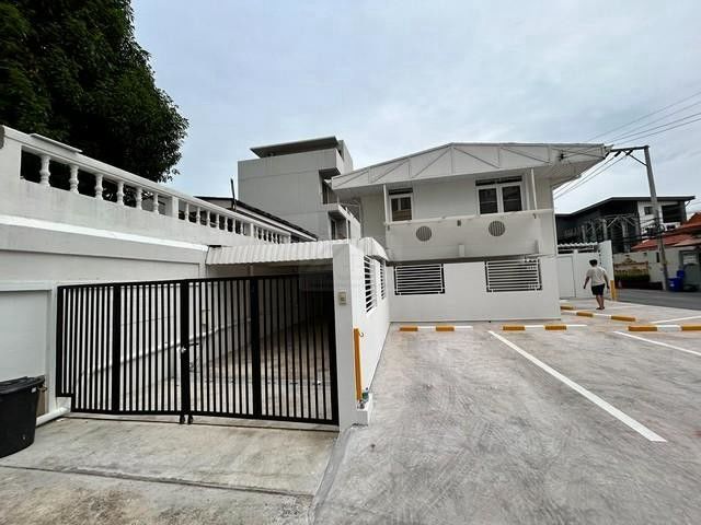 ให้เช่าบ้านเดี่ยว2ชั้นย่านพระราม9 The Nine หัวหมาก หลังมุม พระราม9ซอย43 เหมาะพักอาศัยหรือทำออฟฟิศ ใกล้ The Nine และ CJ Mall เลี้ยงสัตว์ได้