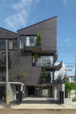 ทาวน์โฮม ดีไซน์ที่โดดเด่น ตกแต่งสไตล์ลอฟท์ เมืองเชียงใหม่