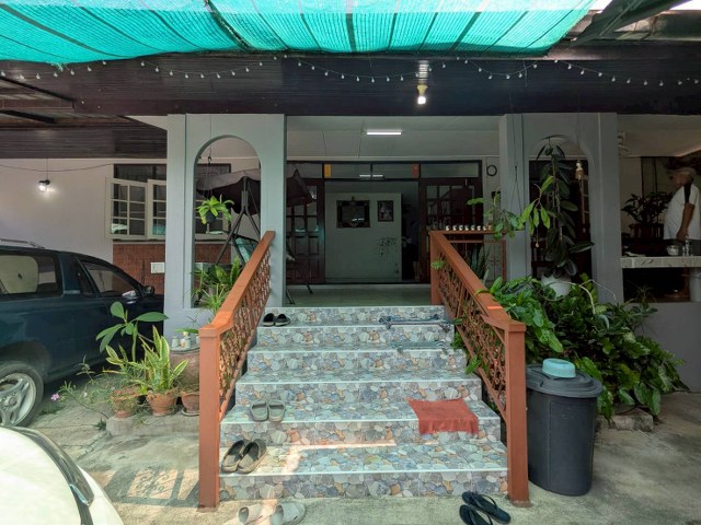 ขายด่วน ที่ดินพร้อมสิ่งปลูกสร้าง แปลงพรีเมี่ยม ขนาดที่ดิน 346 ตารางวา แปลงมุม บนถนนสุคนธสวัสดิ์    เขตลาดพร้าว กรุงเทพฯ