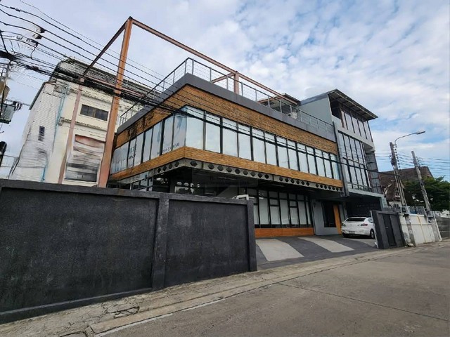 ให้เช่าอาคาร 3 ชั้น 700 ตรม หลังมุม มีดาดฟ้า ติวานนท์ 14 ใกล้ MRT กระทรวงสาธารณสุข ทำเลดี ใจกลางนนทบุรี