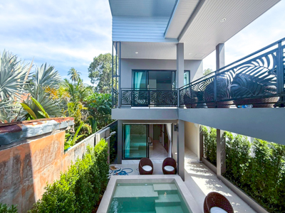 ขายวิลล่า 2 ชั้น 4 ห้องนอน พร้อมสระว่ายน้ำส่วนตัว เกาะสมุย ราคา 8.9 ล้านบาท บ้านใหม่พร้อมอยู่  53 ตารางวา ใกล้สนามกีฬาสมุย ราคาพิเศษ