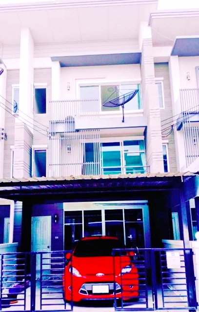 ถ.รามคำแหง58-62  พระราม 9 MRT ศรีบูรพา 1.7กม.ทาวน์โฮม 3ชั้น 240ตร.ม.3นอน ตลาดบางกะปิ 2.4 กม. เข้าออกได้ 2 ทาง ทาวน์อเวนิว             