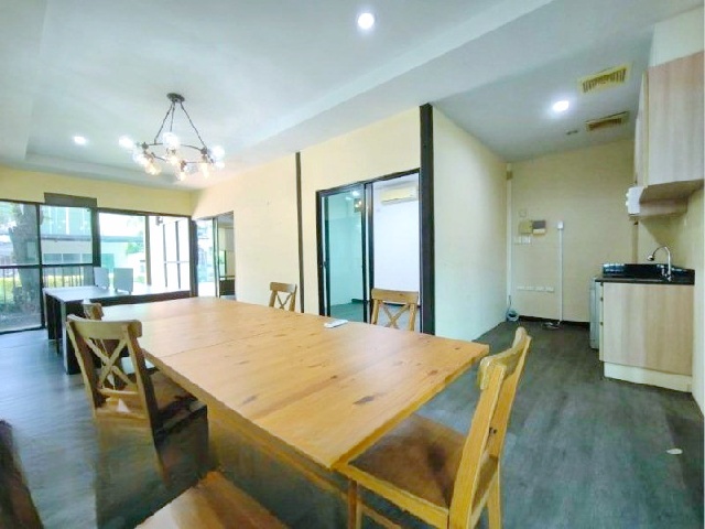 ตรงข้าม Makro 90ม. สำนักงานสลากกินแบ่ง  MRTสะพานพระนั่งเกล้า 1.6กม. ให้เช่าสำนักงาน ออฟฟิศ  4ชั้น 99ตร.ม. ย่านสนามบินน้ำ  3 ออฟฟิศ 2 น้ำ