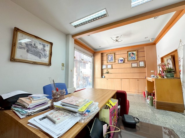 ขายด่วน! ทาวน์โฮม 3 ชั้น หลังมุม-ติดกัน 2 หลัง ในหมู่บ้านมนตรี ทาวน์โฮม ลาดพร้าว 87