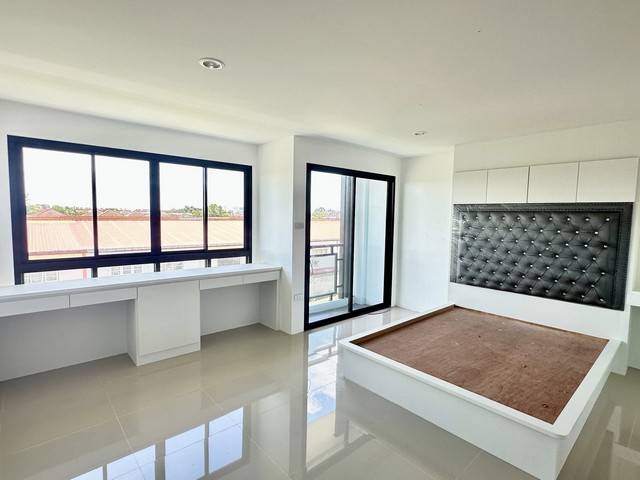 ให้เช่าอาคารพานิชย์ 2คูหา ทำธุรกิจได้ พักอาศัยได้ ติดลานคนเมือง ในแหล่งชุมชน