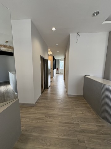 ออฟฟิสใจกลางเมืองทองธานี ตกแต่งสวยมาก พร้อมเข้าอยู่ ใกล้สถานีรถไฟฟ้าเพียง 800 ม.