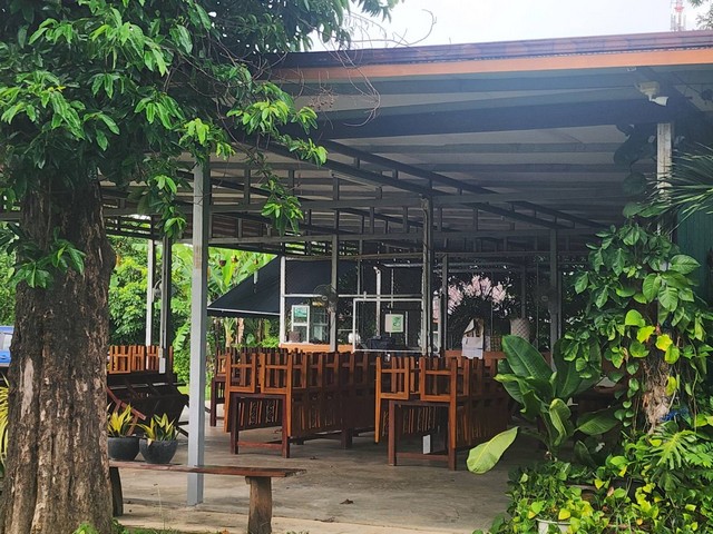 ขายบ้านพักพร้อมกิจการร้านอาหาร เนื้อที่ 2 ไร่ 2 งาน บ้านดงน้อย ต.ดงมะไฟ อ.เมือง จ.สกลนคร