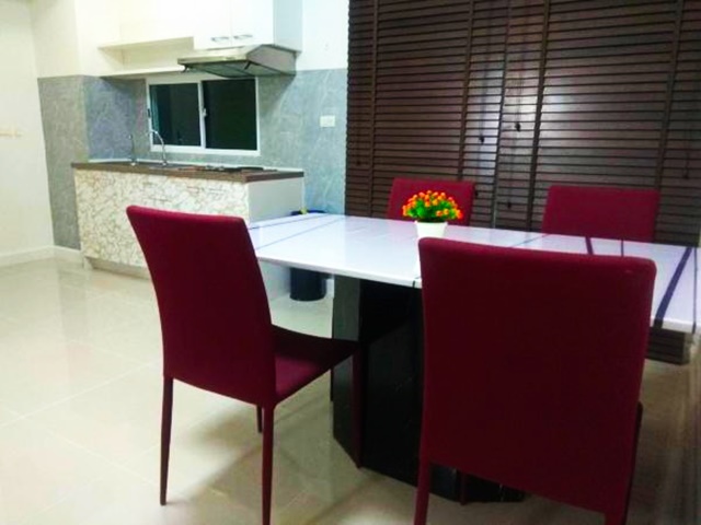 ถ.รามคำแหง58-62 240ตร.ม.3นอน พระราม 9 MRT ศรีบูรพา 1.7กม.ทาวน์โฮม 3ชั้น ตลาดบางกะปิ 2.4 กม. เข้าออกได้ 2 ทาง ทาวน์อเวนิว