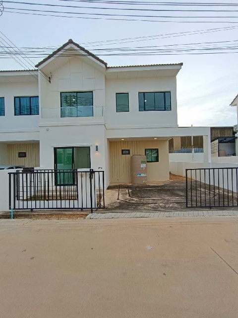 Makro 4.9กม.BIG C 4.6กม. โลตัส บ่อวิน  ปตท. อีสเทิร์นซีบอร์ด  ให้เช่าทาวน์เฮาส์ใหม่ 2ชั้น 28 ตร.วา. 230 ตร.ม. 3 นอน