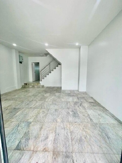 MRT รามอินทรา3-7 336ม. ให้เช่าโฮมออฟฟิศ 4 ชั้น 4นอน  เซ็นทรัล รามอินทรา 500ม. BTSวัดพระศรีมหาธาตุ 1.2 กม.  25ตร.วา. จดบริษัทได้