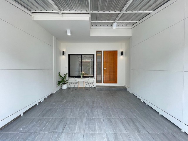 ขายทาวน์เฮาส์ 2 ชั้น 22 ตรว. นวมินทร์ 111 รีโนเวทใหม่สวย บ้านหันทิศใต้ ใกล้โรงเรียนเลิศหล้า