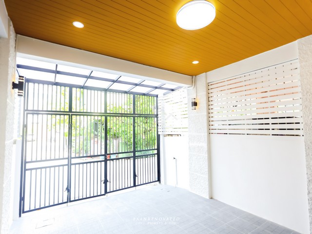 ขายทาวน์เฮ้าส์ 3 ชั้น 4 ห้องนอน ซอยลาดพร้าว 94 (ซอยอินทราภรณ์) เข้า - ออกได้หลายทาง เดินทางสะดวก ใกล้เลียบด่วน รีโนเวทใหม่สวย จัดเต็ม