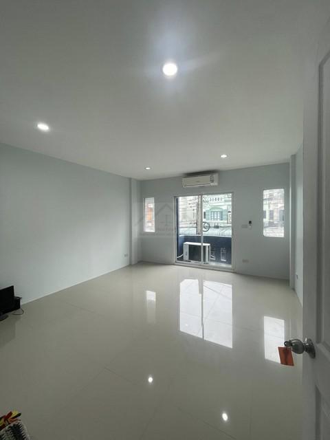 ขายทาวน์โฮม 3 ชั้น 22 ตรว. 4 ห้องนอน ซอยนวลจันทร์ 31 ใกล้ Central EastVille