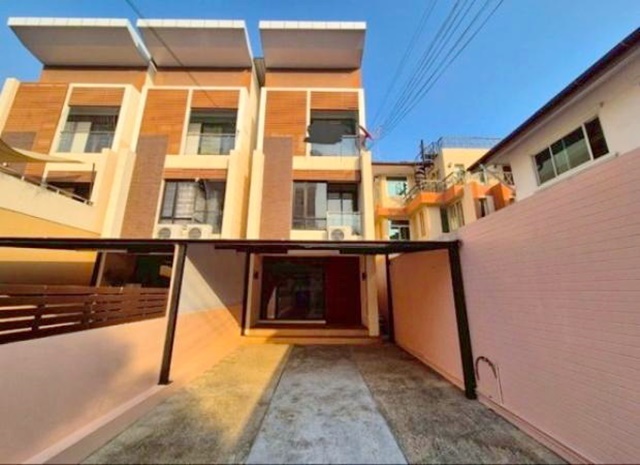 อารีย์สัมพันธ์ 2-6  ย่าน ให้เช่าทาวน์โฮม 3 ชั้น จดบริษัทได้ 305ตร.ม.พหลโยธิน นานาชาติ KIMS 600 ม.4 นอน BTS อารีย์ 800 ม.ทำเลดี  3 น้ำ