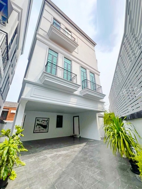 Pool Villa สุขุมวิท 63-69  ให้เช่าคฤหาสน์หรู 3ชั้น 62ตร.วา.412ตร.ม.BTS พระโขนง 400 ม. พร้อมเฟอร์ แอร์  ซ.สุขุมวิท 65-69 5 นอน 7 น้ำ  