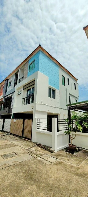 ถ.รัชดา MRTสุทธิสาร 1.8 กม.ให้เช่าทาวน์โฮม 3 ชั้นหลังมุม มีสนามหญ้าข้างบ้าน 20 ตร.วา.240 ตร.ม.นานาชาติ KIS2.9กม. 3นอน เดอะสตรีท 3.0 กม. 